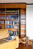 Bibliothèque en bois moderne dans le salon