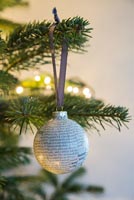Créez une simple boule de Noël à l'aide de papier journal - décoration terminée