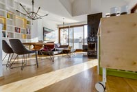 Plancher en bois dans un appartement décloisonné