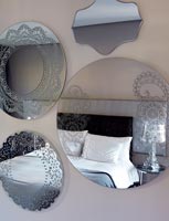 Miroirs décoratifs sur le mur de la chambre