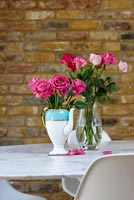Roses roses sur une table à manger moderne