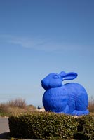 Sculpture de lapin bleu