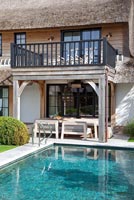 Maison de campagne et terrasse avec piscine