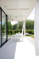 Extension contemporaine et terrasse couverte