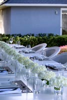 Table à manger blanche décorée de fleurs d'hortensia