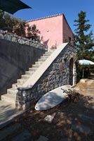 Des escaliers en pierre jusqu'à la villa