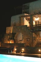Villa grecque illuminée la nuit
