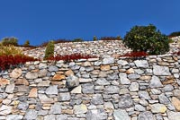 Murs en pierre traditionnels dans un jardin en terrasse