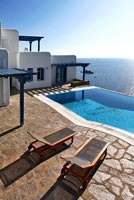 Maison grecque traditionnelle et piscine avec vue sur la mer