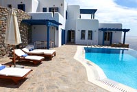 Maison grecque traditionnelle et piscine