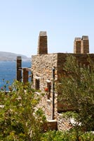 Maison traditionnelle en pierre au bord de la mer