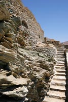 Escaliers en pierre à travers le jardin de rocaille
