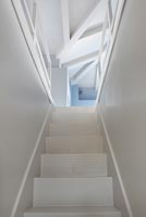 Escalier blanc contemporain