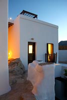 Villa grecque illuminée la nuit