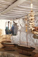 Modèles réduits de bateaux et décorations traditionnelles en bois