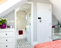 Chambre moderne avec salle de bain attenante