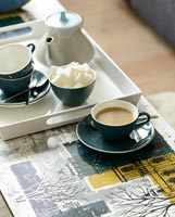 Service à thé en mélamine sur table basse vintage