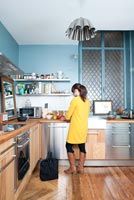 Femme travaillant dans sa cuisine