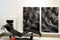 Chaise en cuir et tableaux abstraits