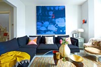 Salon moderne avec peinture abstraite par Ylva
