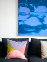 Peinture abstraite par Ylva accrochée au-dessus du canapé