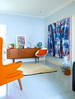 Salon moderne ouvert avec peinture abstraite par Ylva