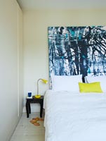 Chambre moderne avec peinture abstraite par Ylva