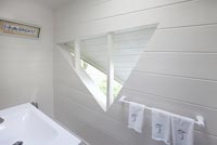Fenêtre triangulaire dans la salle de bain