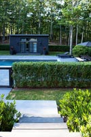 Jardin moderne avec pavillon d'été