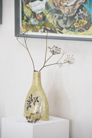 Têtes de fleurs séchées dans un vase à motifs