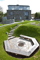 Jardin contemporain avec terrasse en contrebas