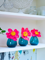 Fleurs de camélia dans des vases bleus