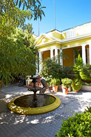 Maison classique et jardin avec fontaine