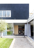 Maison contemporaine et jardin sur cour minimale