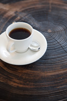 Café sur une table basse en bois rustique