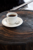 Café sur une table basse en bois rustique