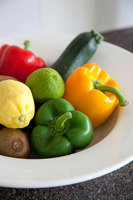 Fruits et légumes dans un bol blanc