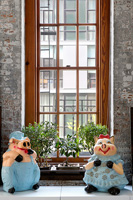 Jouets et bonsaï sur le rebord de la fenêtre