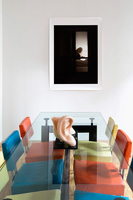 Table et chaises colorées
