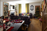 Salons et salles à manger ouverts et modernes décorés pour Noël