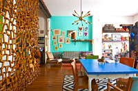 Maison pan ouverte colorée avec des meubles vintage