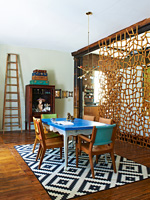 Salle à manger colorée avec des meubles vintage