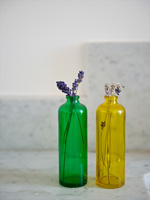 Fleurs de lavande dans des bouteilles colorées