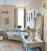 Salle de bain avec meubles et accessoires vintage