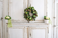 Éléments de cuisine blanc vieilli avec décorations de Noël