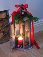 Lanterne de Noël en bois avec branche de sapin