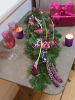Arrangement de fleurs de Noël avec feuillage de conifères, roses, lis calla