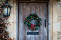Couronne de Noël sur porte en bois