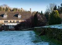 Maison de campagne et jardin en hiver