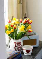 Jonquilles et tulipes dans un vase à motifs